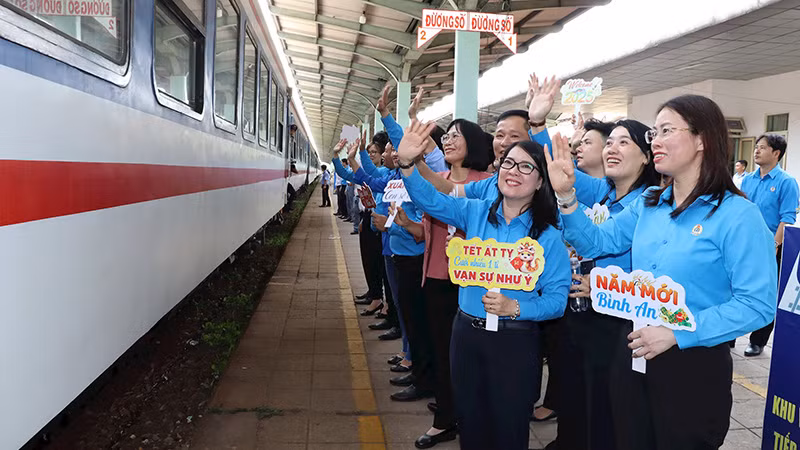 “Chuyến tàu Công đoàn-Xuân 2025” từ ga Biên Hòa (tỉnh Đồng Nai) đưa công nhân và người thân về quê đón Tết. (Ảnh VƯƠNG NGUYỄN)