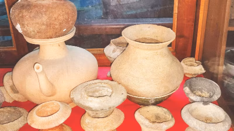 Góc trưng bày gốm Sa Huỳnh. Góc trưng bày gốm Sa Huỳnh.