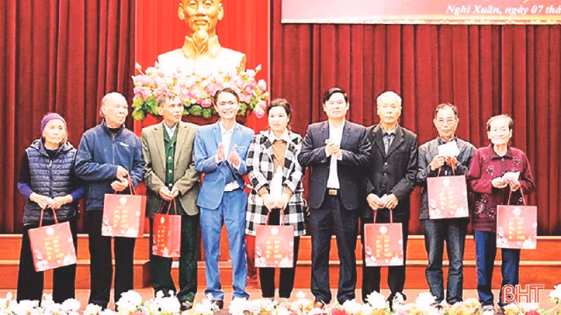 Lãnh đạo huyện Nghi Xuân và nhà tài trợ trao quà Tết tặng các gia đình nạn nhân chất độc da cam/dioxin, trẻ em mồ côi và khuyết tật. (Ảnh BHT)