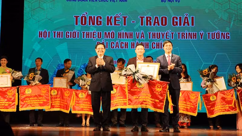 Tổng kết và trao giải Hội thi giới thiệu mô hình và thuyết trình ý tưởng cải cách hành chính do Công đoàn Viên chức Việt Nam và Bộ Nội vụ tổ chức.