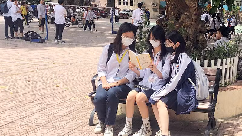 Học sinh Trường THPT Việt Đức, Hà Nội với cuốn The Hanoi Digest. (Ảnh GIA HÂN) Học sinh Trường THPT Việt Đức, Hà Nội với cuốn The Hanoi Digest. (Ảnh GIA HÂN)