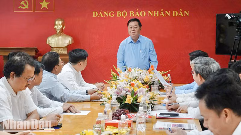 Đồng chí Nguyễn Trọng Nghĩa, Bí thư Trung ương Đảng, Trưởng Ban Tuyên giáo Trung ương phát biểu tại Cơ quan Thường trực Báo Nhân Dân tại Thành phố Hồ Chí Minh.