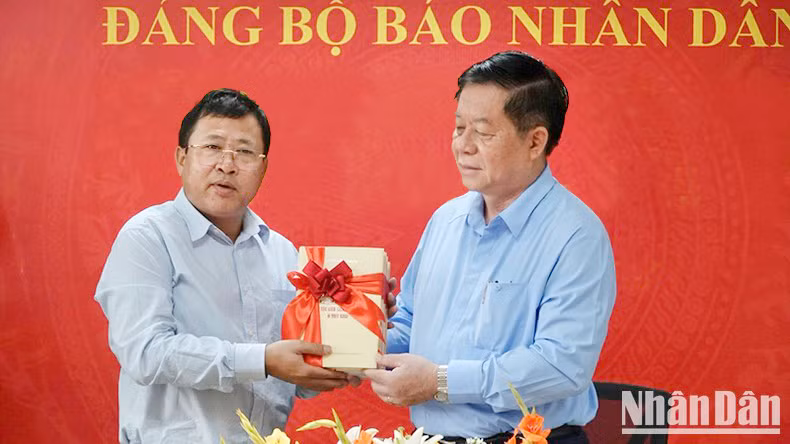 Trưởng Ban Tuyên giáo Trung ương Nguyễn Trọng Nghĩa tặng bộ sách của Tổng Bí thư Nguyễn Phú Trọng cho Cơ quan Thường trực Báo Nhân Dân tại Thành phố Hồ Chí Minh.
