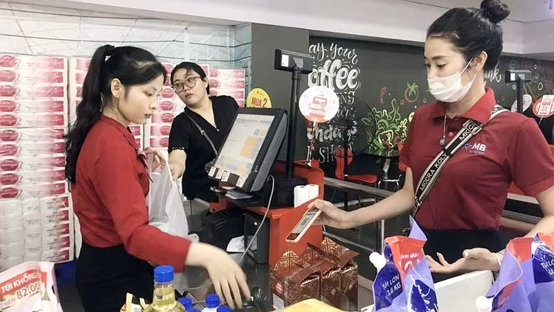 Nhân viên thu ngân đóng gói và thanh toán cho khách hàng tại siêu thị Winmart.