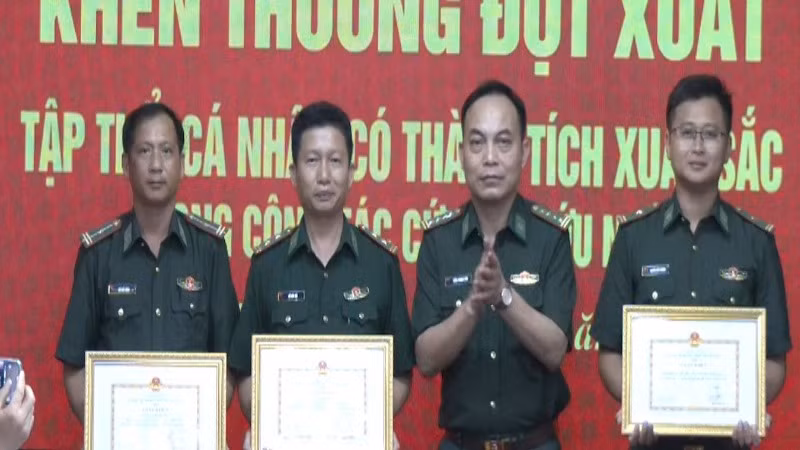 Lãnh đạo Bộ đội Biên phòng tỉnh Thái Bình tặng Giấy khen cho các cá nhân và tập thể có thành tích xuất sắc trong ứng cứu ngư dân bị nạn trên biển. (Ảnh Bộ đội Biên phòng cung cấp)