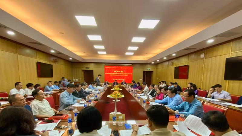 Các đại biểu thông qua nội dung chương trình phối hợp công tác giữa Ban Tuyên giáo và Dân vận Trung ương và Đảng ủy Bộ Dân tộc và tôn giáo, giai đoạn 2025-2030.