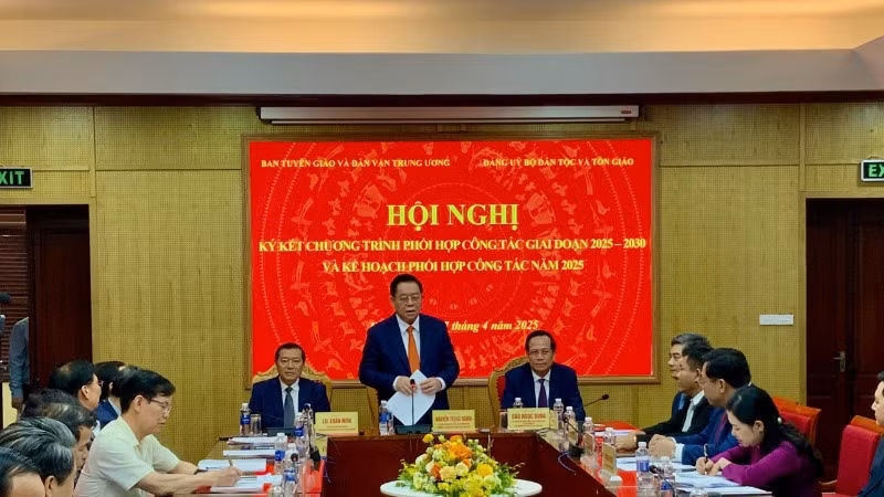 Đồng chí Nguyễn Trọng Nghĩa, Ủy viên Bộ Chính trị, Bí thư Trung ương Đảng, Trưởng Ban Tuyên giáo và Dân vận Trung ương phát biểu tại Hội nghị.