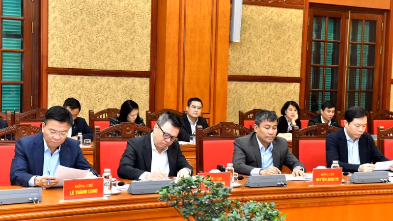Các thành viên của Tiểu ban tham dự phiên họp. (Ảnh: ĐĂNG KHOA) Các thành viên của Tiểu ban tham dự phiên họp. (Ảnh: ĐĂNG KHOA)