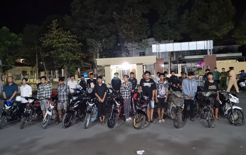 Nhóm thanh thiếu niên tham gia đua xe trái phép bị bắt.
