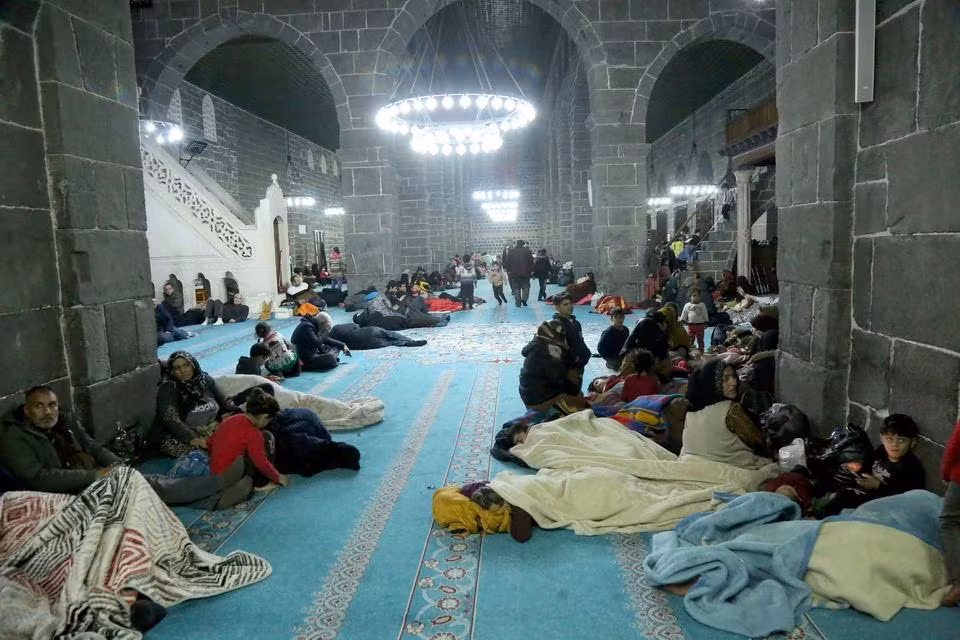 Nhà thờ Ulu trở thành nơi lánh nạn cho người dân tại Diyarbakir, Thổ Nhĩ Kỳ. (Ảnh: Reuters) Nhà thờ Ulu trở thành nơi lánh nạn cho người dân tại Diyarbakir, Thổ Nhĩ Kỳ. (Ảnh: Reuters)