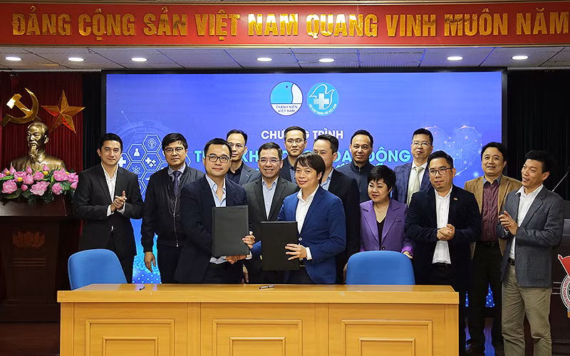 Các đồng chí đại diện Hội Thầy thuốc trẻ Việt Nam và các đơn vị liên quan ký kết triển khai chương trình “Khởi nghiệp số y tế Clinic4.0”.
