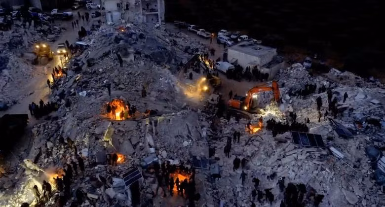 Lực lượng cứu nạn làm việc thâu đêm để tìm kiếm các nạn nhân tại Bisnia, Idlib, Syria. (Ảnh: Lực lượng Phòng vệ dân sự Syria/Reuters) Lực lượng cứu nạn làm việc thâu đêm để tìm kiếm các nạn nhân tại Bisnia, Idlib, Syria. (Ảnh: Lực lượng Phòng vệ dân sự Syria/Reuters)