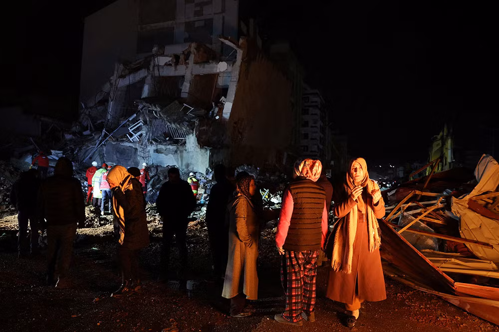 Bên ngoài một tòa nhà bị sập gần Iskenderun, Thổ Nhĩ Kỳ, ngày 6/2. (Ảnh: Reuters) Bên ngoài một tòa nhà bị sập gần Iskenderun, Thổ Nhĩ Kỳ, ngày 6/2. (Ảnh: Reuters)