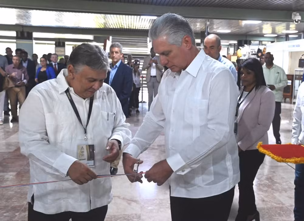 Chủ tịch Cuba Miguel Díaz-Canel cắt băng khai mạc Lễ hội Habano lần thứ 23 và Hội chợ Thương mại tại Trung tâm Hội nghị ở La Habana. (Ảnh: Granma)