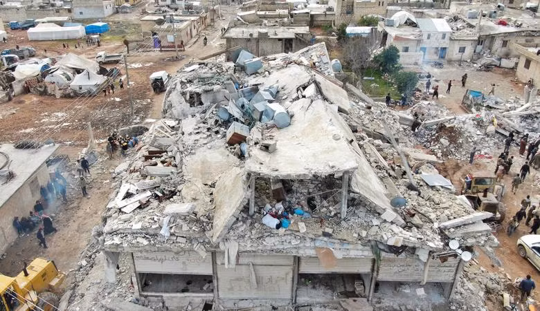 Tìm kiếm các nạn nhân bị vùi lấp tại Jandaris, Syria. (Ảnh: Reuters) Tìm kiếm các nạn nhân bị vùi lấp tại Jandaris, Syria. (Ảnh: Reuters)