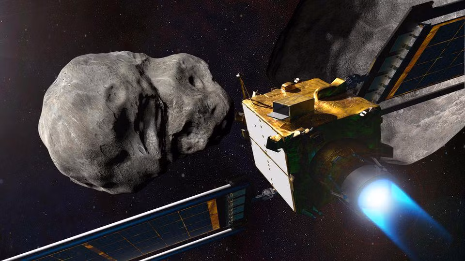 Hình minh họa tàu vũ trụ DART của NASA trước khi va chạm vào tiểu hành tinh đôi Didymos. Ảnh: NASA.