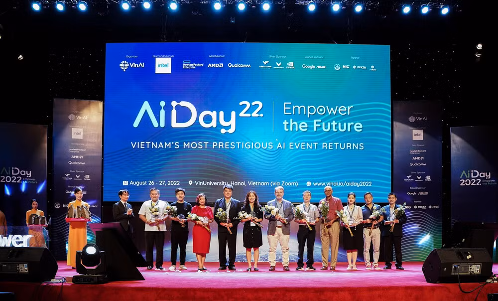 GS, TS Bùi Hải Hưng, Tổng giám đốc VinAI tặng hoa các diễn giả và đối tác đồng hành AI Day 2022. GS, TS Bùi Hải Hưng, Tổng giám đốc VinAI tặng hoa các diễn giả và đối tác đồng hành AI Day 2022.