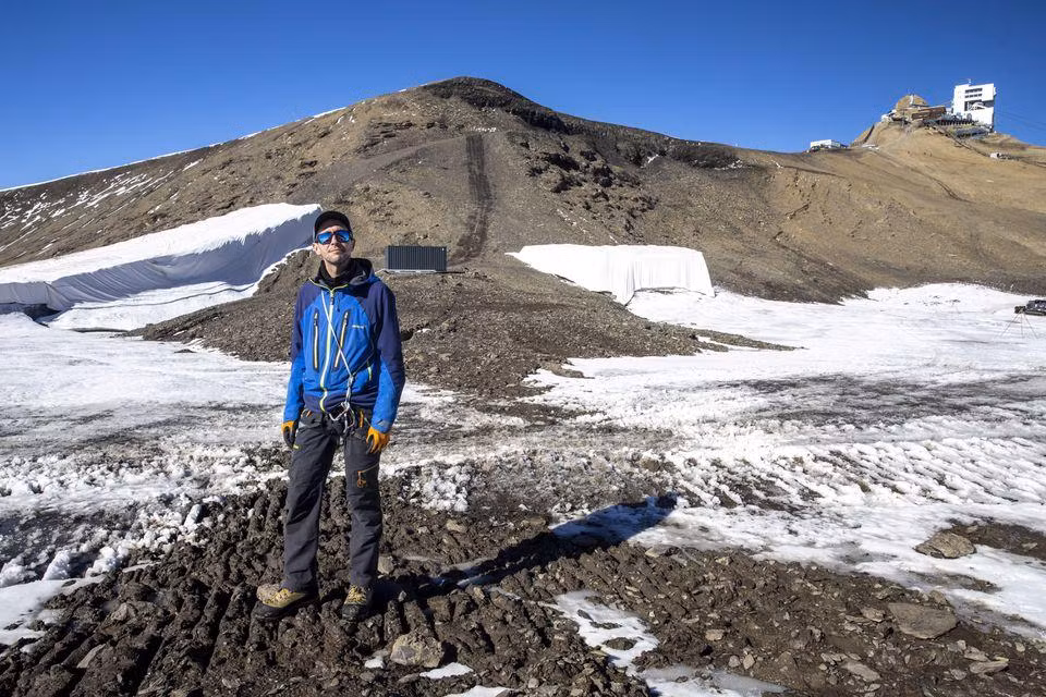 Nhà băng học Mauro Fische đứng trên con đường trên dãy Alps vừa phát lộ sau khi sông băng tan chảy do đợt nắng nóng mùa hè này. Ảnh: Reuters. Nhà băng học Mauro Fische đứng trên con đường trên dãy Alps vừa phát lộ sau khi sông băng tan chảy do đợt nắng nóng mùa hè này. Ảnh: Reuters.