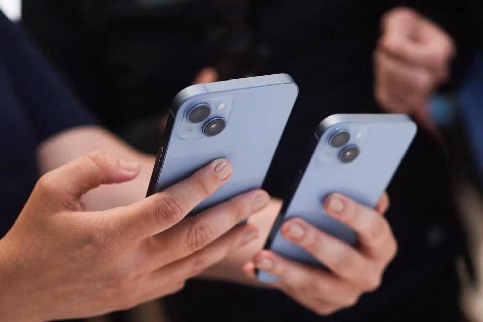 Khách hàng trải nghiệm iPhone 14 mới tại lễ ra mắt của Apple ngày 7/9. Ảnh: REUTERS. Khách hàng trải nghiệm iPhone 14 mới tại lễ ra mắt của Apple ngày 7/9. Ảnh: REUTERS.