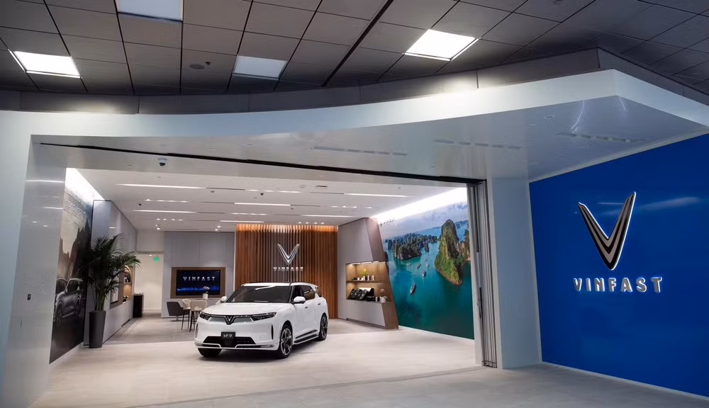 VinFast Store tại Santa Monica rộng hơn 300 m2, là nơi trưng bày, giới thiệu và bán các dòng sản phẩm ô-tô điện VinFast trực tiếp tới khách hàng Mỹ. VinFast Store tại Santa Monica rộng hơn 300 m2, là nơi trưng bày, giới thiệu và bán các dòng sản phẩm ô-tô điện VinFast trực tiếp tới khách hàng Mỹ.