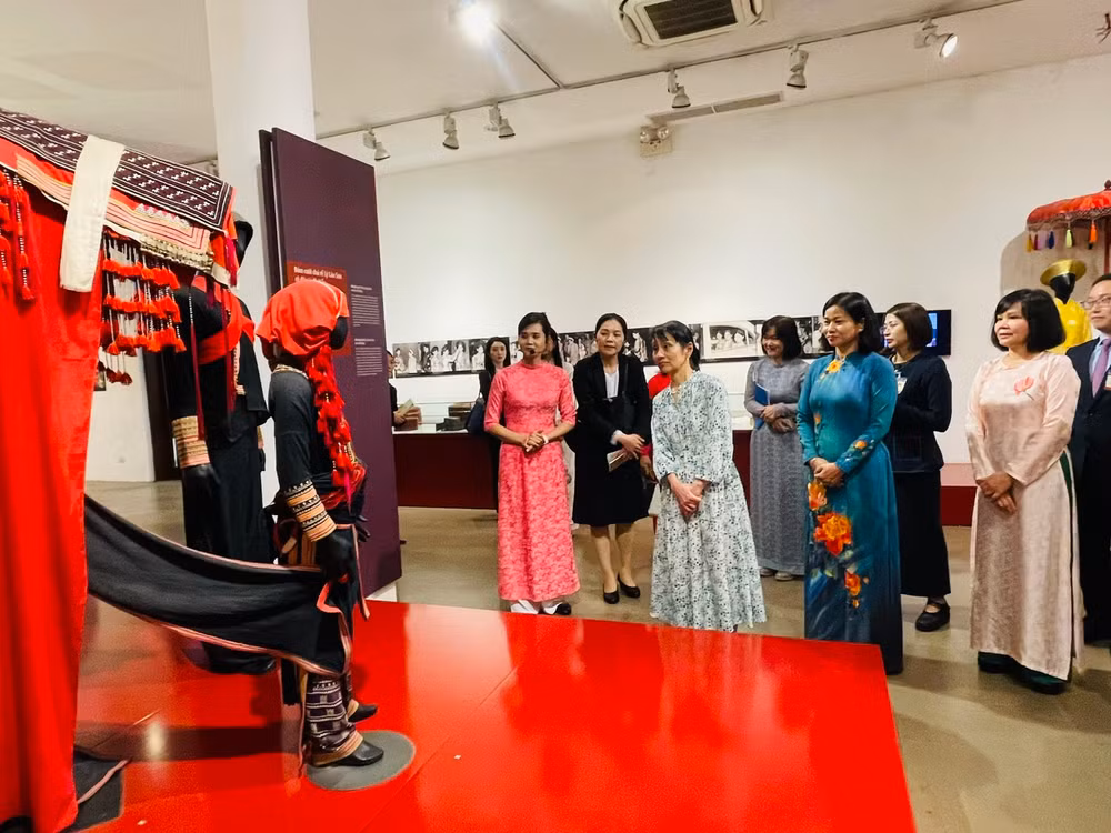 Bà Ishiba Yoshiko tham quan khu trưng bày trang phục dân tộc Dao. Bà Ishiba Yoshiko tham quan khu trưng bày trang phục dân tộc Dao.