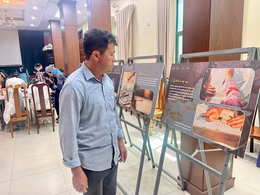 Khách tham quan triển lãm "Sáp ong-Sắc chàm”.