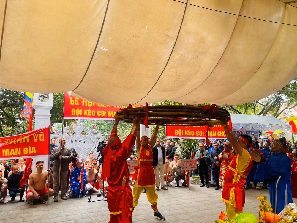 Sau khi làm lễ, cây song dùng để kéo co được đội trưởng của các nhóm dâng cao 3 lần với mục đích nâng cao khí thế, tinh thần của người tham gia.