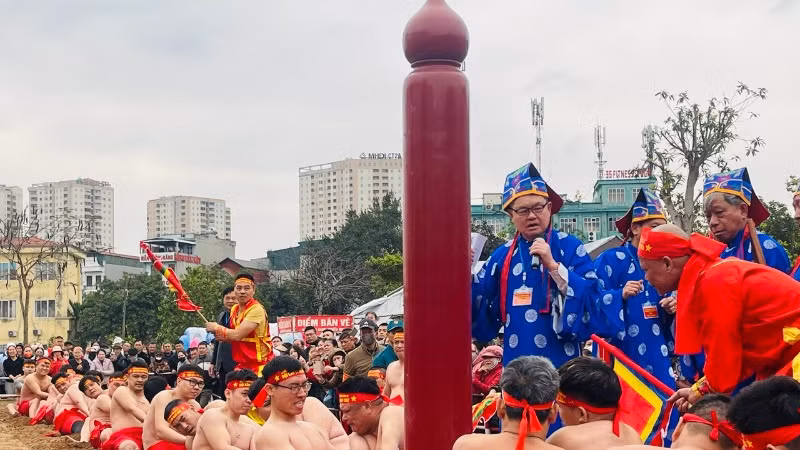 Lễ hội đền Trấn Vũ được tổ chức thường niên từ ngày 1/3 đến hết ngày 4/3 âm lịch hằng năm. Chính hội diễn ra vào ngày 3/3 âm lịch - Ngày sinh của Đức Thánh Huyền Thiên Trấn Vũ.