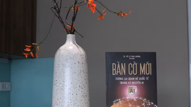 Cuốn sách "Bàn cờ mới: Tương lai quan hệ quốc tế trong kỷ nguyên AI" gồm 280 trang với 10 bài viết.