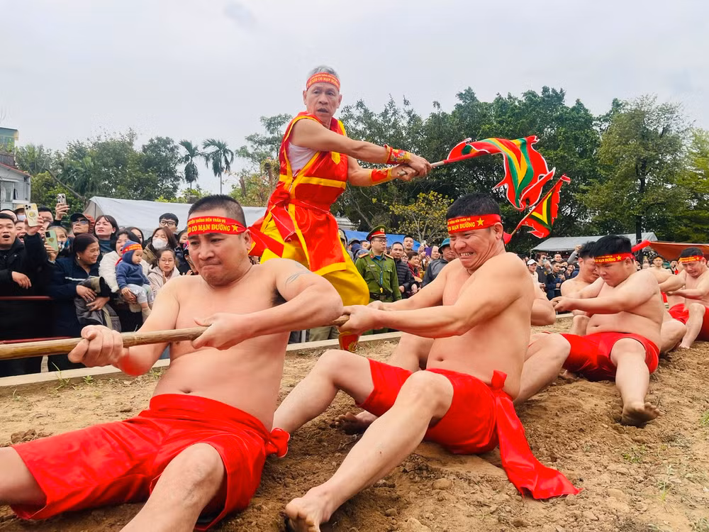 Điểm độc đáo là mặc dù mỗi mạn có một đội kéo co, song dù là người dân ở mạn nào cũng đều mong đội mạn Đường thắng. Vì người dân nơi đây quan niệm mạn Đường (cộng đồng cốt lõi về trồng trọt) mà thắng nghĩa là năm đó dân làng làm ăn rất tốt, mùa màng bội thu, người dân khỏe mạnh.