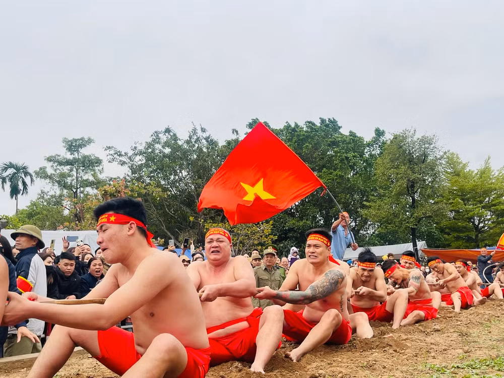 Tiêu chuẩn để lựa chọn người kéo co là gia đình có nhiều đời sinh sống ở làng và có nền nếp, gia giáo chuẩn mực. Những người làm rể ở làng không được phép tham gia.