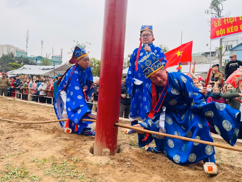 Luồn dây song vào cột trước khi kéo.