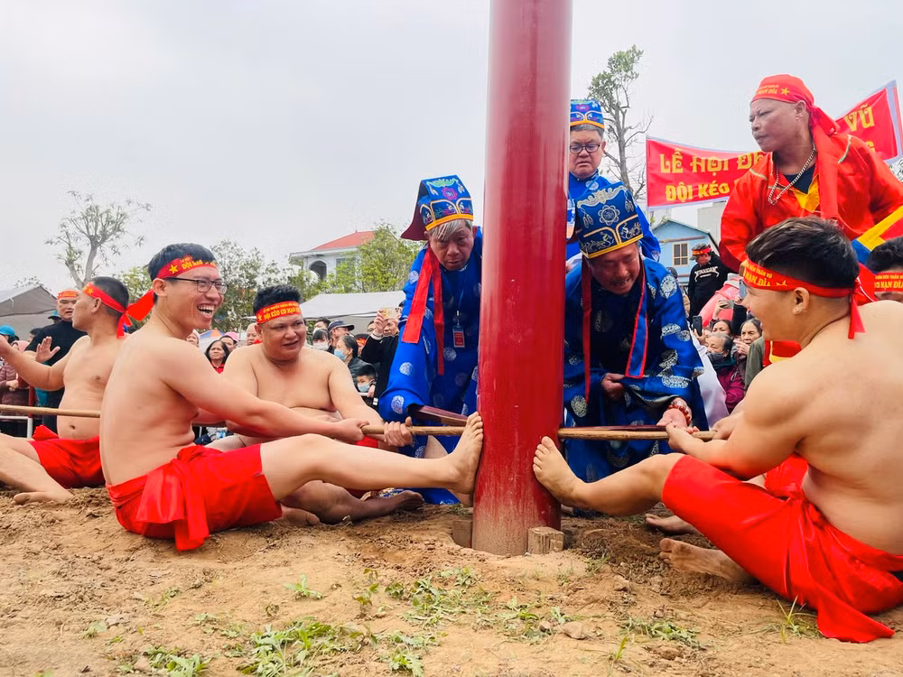 Những người ở hàng đầu dùng chân đạp vào cột lim để cố định vị trí.