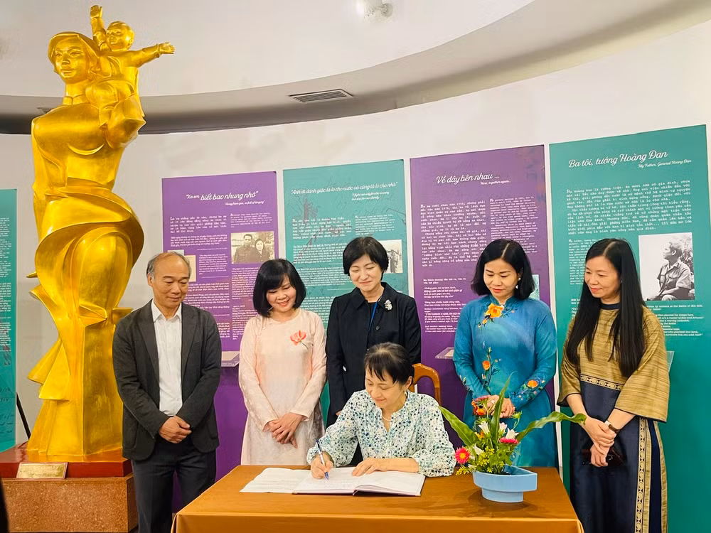 Bà Ishiba Yoshiko, Phu nhân Thủ tướng Nhật Bản Ishiba Shigeru ghi sổ cảm tưởng tại bảo tàng. Bà Ishiba Yoshiko, Phu nhân Thủ tướng Nhật Bản Ishiba Shigeru ghi sổ cảm tưởng tại bảo tàng.