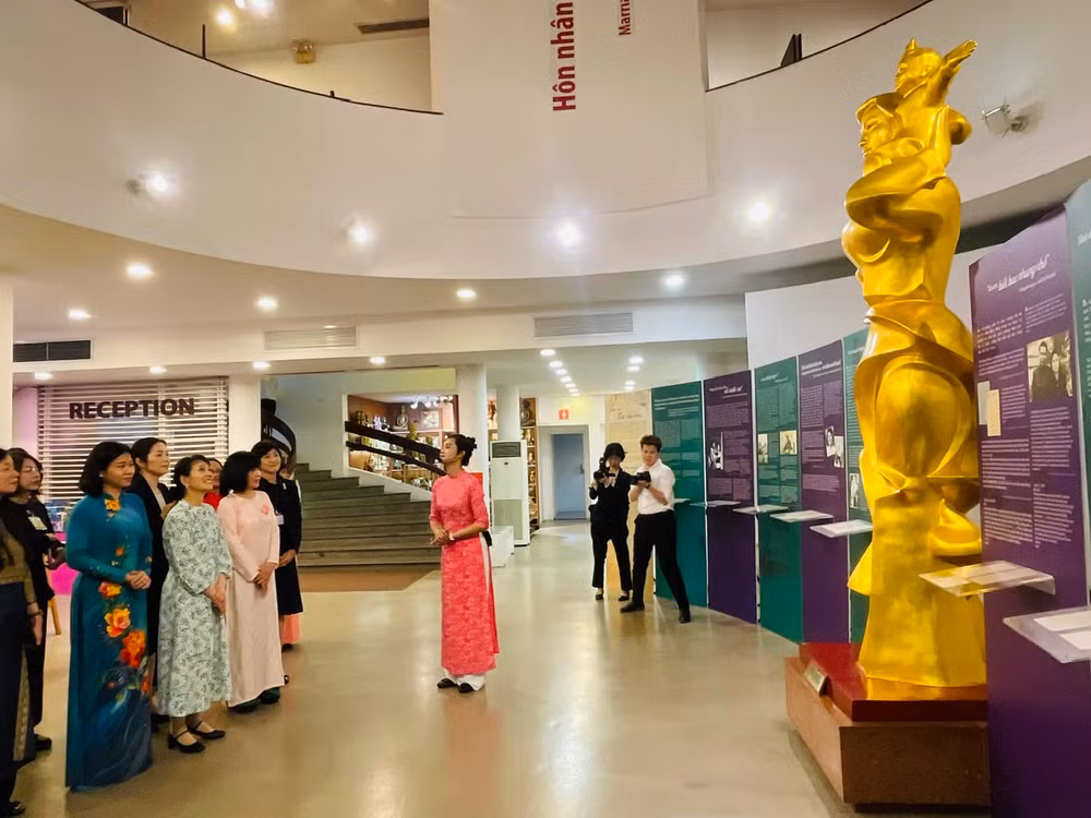 Bà Ishiba Yoshiko tìm hiểu về lịch sử, văn hóa và đời sống của phụ nữ Việt Nam qua các thời kỳ. Bà Ishiba Yoshiko tìm hiểu về lịch sử, văn hóa và đời sống của phụ nữ Việt Nam qua các thời kỳ.