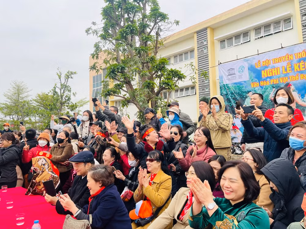 Đông đảo người dân và du khách thập phương đến xem và cổ vũ cho các đội.