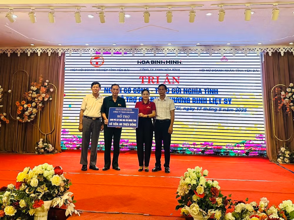 Trao hỗ trợ 60 triệu đồng xóa nhà dột nát cho thân nhân gia đình liệt sĩ. (Ảnh: THANH SƠN) Trao hỗ trợ 60 triệu đồng xóa nhà dột nát cho thân nhân gia đình liệt sĩ. (Ảnh: THANH SƠN)