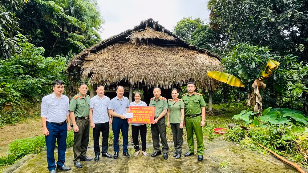 Trao hỗ trợ xóa nhà dột nát cho hộ Hoàng Thị Việt, thôn Khe Gầy, xã Tân Hương. (Ảnh: THANH SƠN)