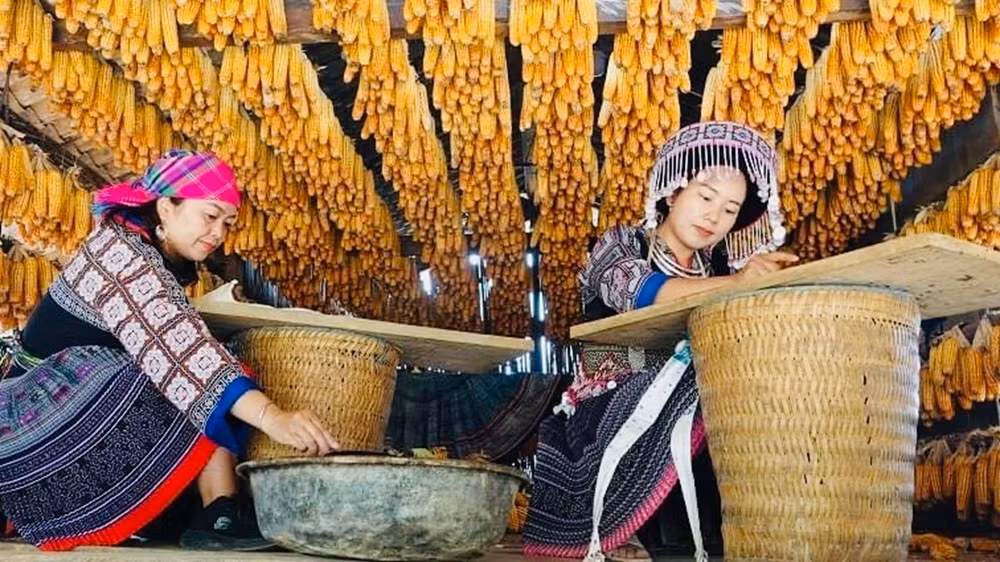 Vễ sáp ong của đồng bào H' Mông Mù Cang Chải, được du khách ưa chuộng khám phá. (Ảnh: THANH SƠN)
