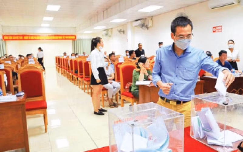 Phiên đấu giá đất tại huyện Mê Linh. (Ảnh Nguyễn Tuyền)