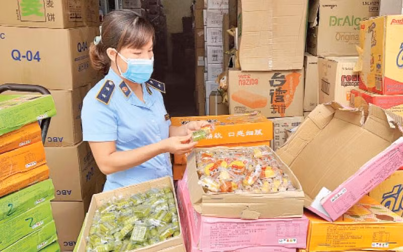 Cán bộ Đội Quản lý thị trường số 24 kiểm tra các sản phẩm bánh Trung thu do nước ngoài sản xuất, nhưng không có hóa đơn, chứng từ tại xã La Phù, huyện Hoài Đức.