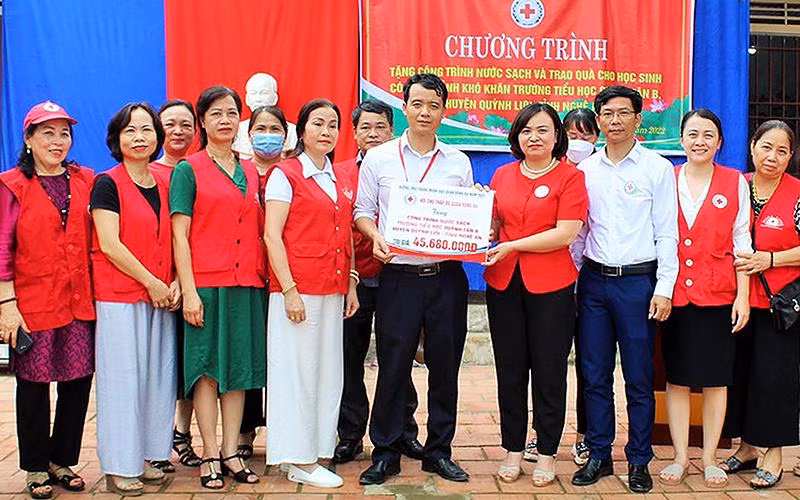 Hội Chữ thập đỏ tỉnh Nghệ An phối hợp Hội Chữ thập đỏ quận Đống Đa (Hà Nội) trao tiền hỗ trợ xây dựng công trình nước sạch tại Trường tiểu học Quỳnh Tân B, huyện Quỳnh Lưu (Nghệ An). (Ảnh ĐỨC THIÊN)