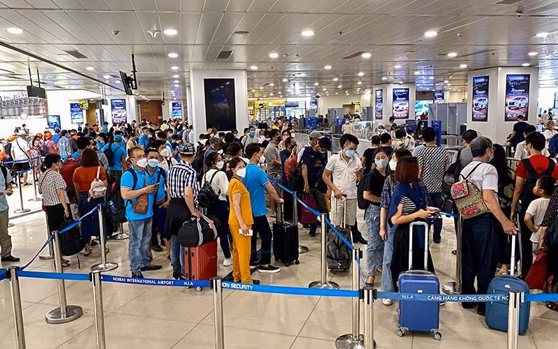 Hành khách tại sân bay Nội Bài.