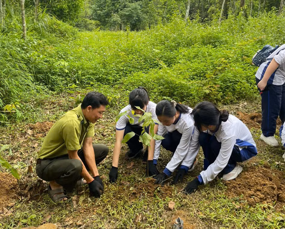 Học sinh được trực tiếp quan sát và trải nghiệm thế giới tự nhiên Học sinh được trực tiếp quan sát và trải nghiệm thế giới tự nhiên