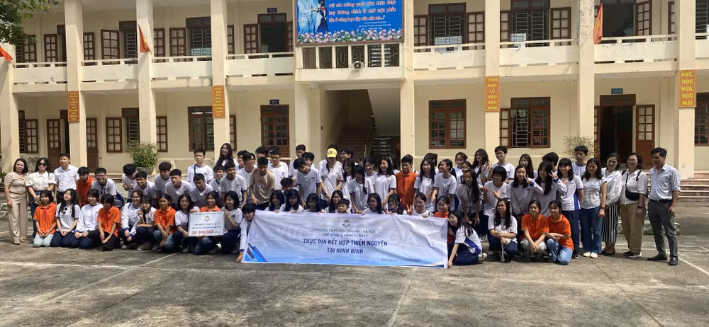 Học sinh Trường THPT chuyên Chu Văn An cũng tới giao lưu cùng học sinh Trường THCS Cúc Phương Học sinh Trường THPT chuyên Chu Văn An cũng tới giao lưu cùng học sinh Trường THCS Cúc Phương