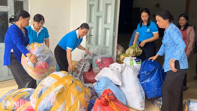 Phụ nữ huyện Châu Thành, tỉnh Bến Tre tiếp nhận hàng hóa ủng hộ đồng bào miền bắc bị thiệt hại do bão số 3. (Ảnh HOÀNG TRUNG)