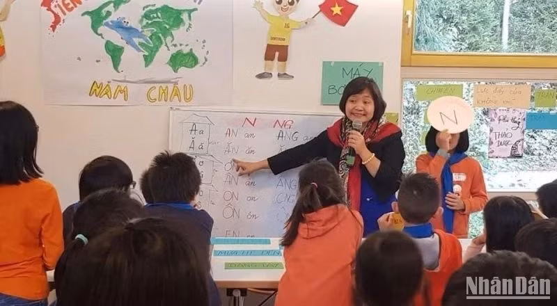 Tiến sĩ Nguyễn Thụy Anh giao lưu với trẻ em trong các trại tiếng Việt tại Stuttgart (Đức).