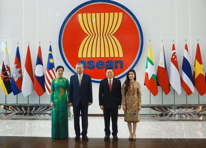 Tổng Bí thư Tô Lâm và Phu nhân cùng Tổng Thư ký ASEAN Kao Kim Hourn và Phu nhân tại Trụ sở Ban Thư ký ASEAN. (Ảnh: TTXVN)