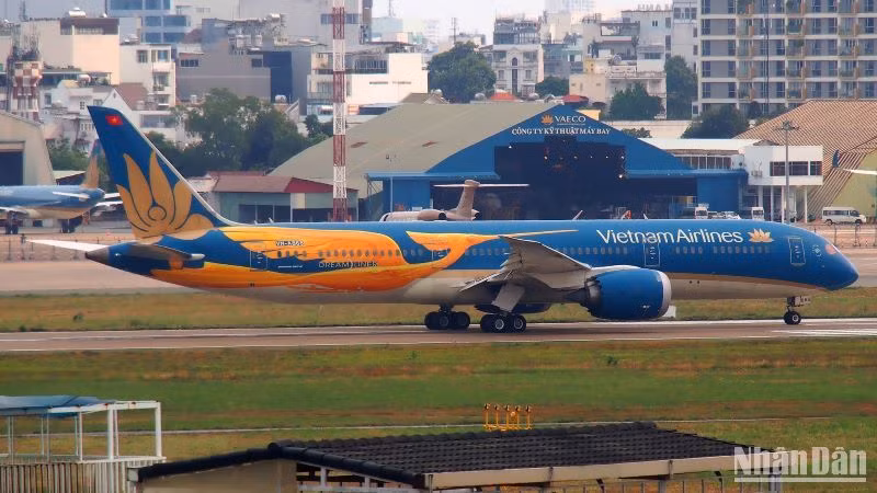 Hãng hàng không Quốc gia chính thức công bố chiếc máy bay Boeing 787 với thiết kế đặc biệt, mang hình ảnh chim Lạc - biểu tượng văn hóa thiêng liêng, gắn liền với cội nguồn dân tộc và khát vọng trường tồn của người.