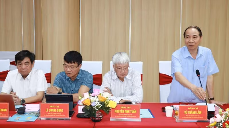 Lãnh đạo Tập đoàn TKV đóng góp ý kiến trong thực hiện kế hoạch sản xuất. Lãnh đạo Tập đoàn TKV đóng góp ý kiến trong thực hiện kế hoạch sản xuất.